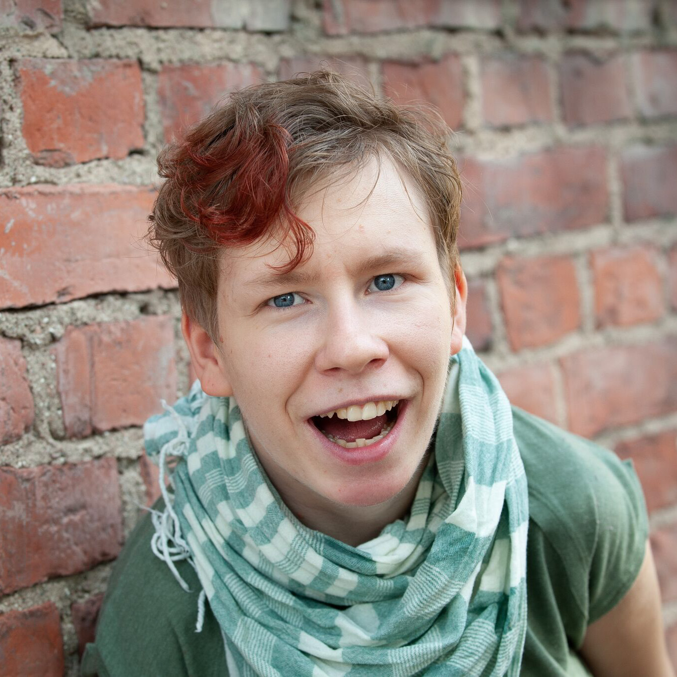 Styrelsemedlem Jonas Jansson pratar med riksdagsledamot Mikko Ollikainen